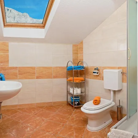Amazing Apartment In Baska Voda דירה *