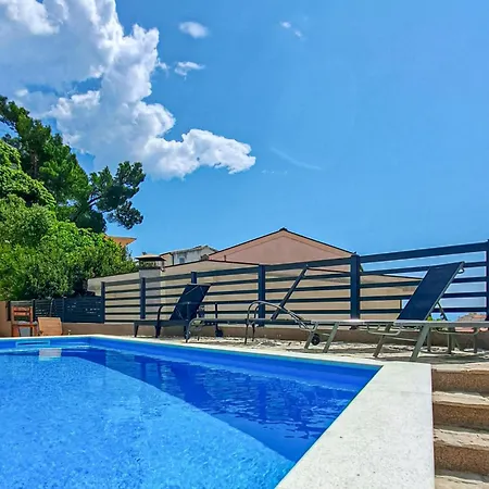 Amazing Apartment In Baska Voda דירה *